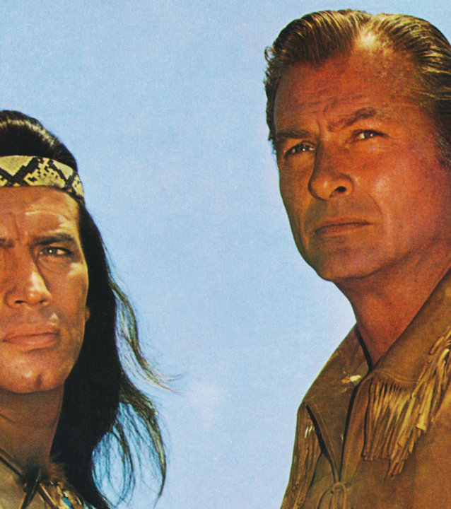 "Winnetou 1. Teil": Winnetou (Pierre Brice) und Old Shatterhand (Lex Barker) stehen nebeneinander und blicken nach vorne.