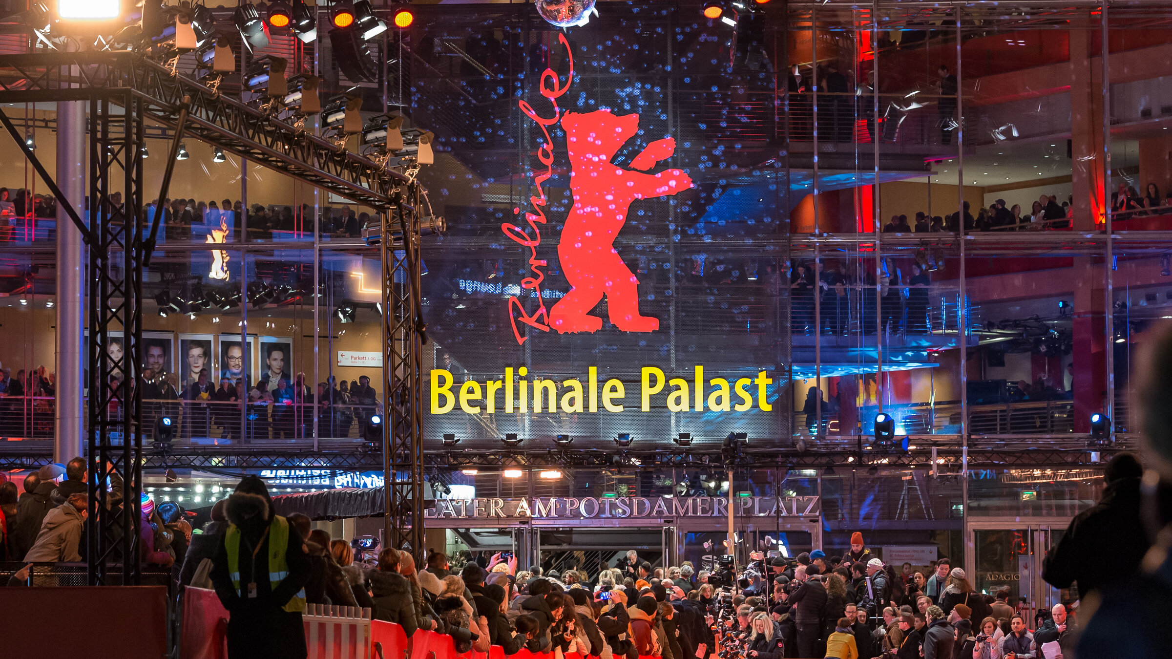 "Berlinale 2024: Die Eröffnung": Eingang außen