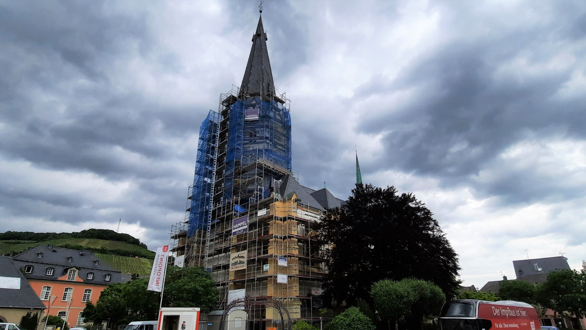 "Katholischer Gottesdienst - Ein Jahr nach der Flut: Zusammenhalten!": Außenansicht auf die von der Flut zerstörten Kirche Sankt Laurentius in Bad Neuenahr-Ahrweiler.