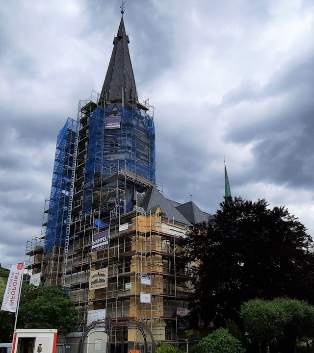 "Katholischer Gottesdienst - Ein Jahr nach der Flut: Zusammenhalten!": Außenansicht auf die von der Flut zerstörten Kirche Sankt Laurentius in Bad Neuenahr-Ahrweiler.