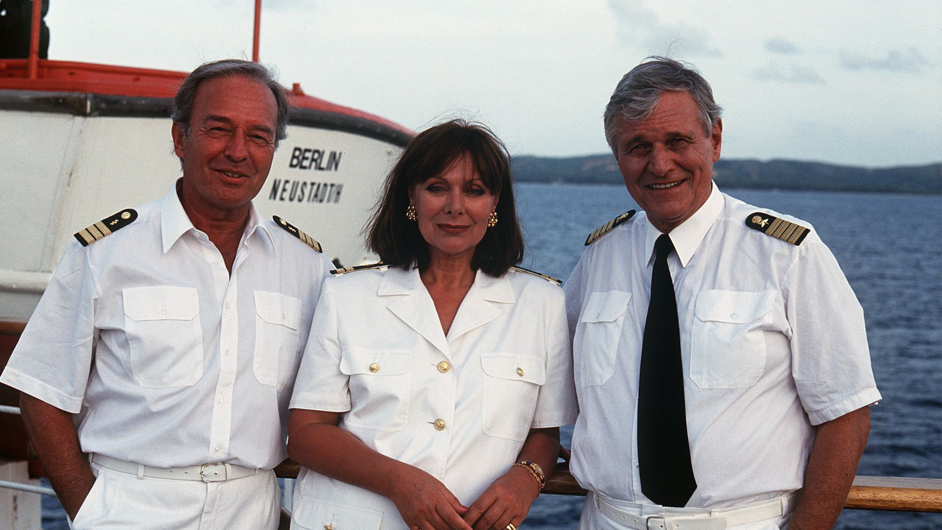 "Das Traumschiff: Dubai": Dr. Horst Schröder (Horst Naumann), Beatrice (Heide Keller) und Kapitän Hansen (Heinz Weiss) stehen an Deck des Schiffs.