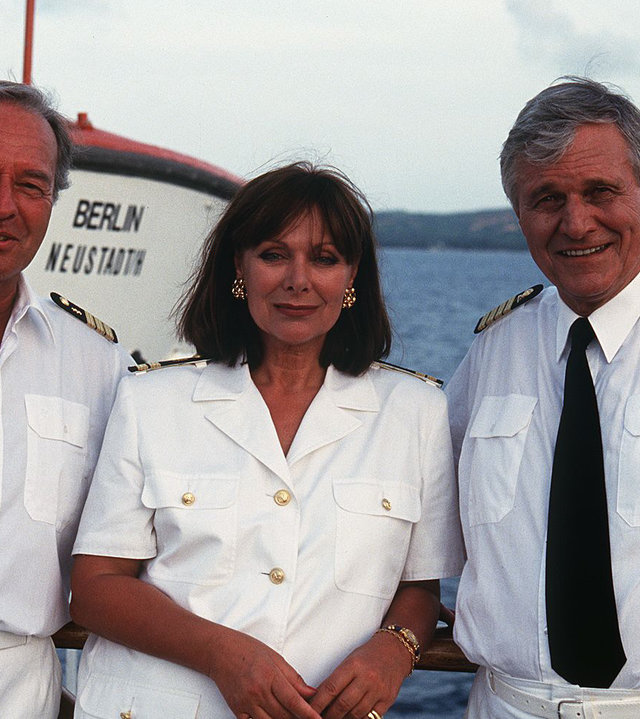 "Das Traumschiff: Dubai": Dr. Horst Schröder (Horst Naumann), Beatrice (Heide Keller) und Kapitän Hansen (Heinz Weiss) stehen an Deck des Schiffs.