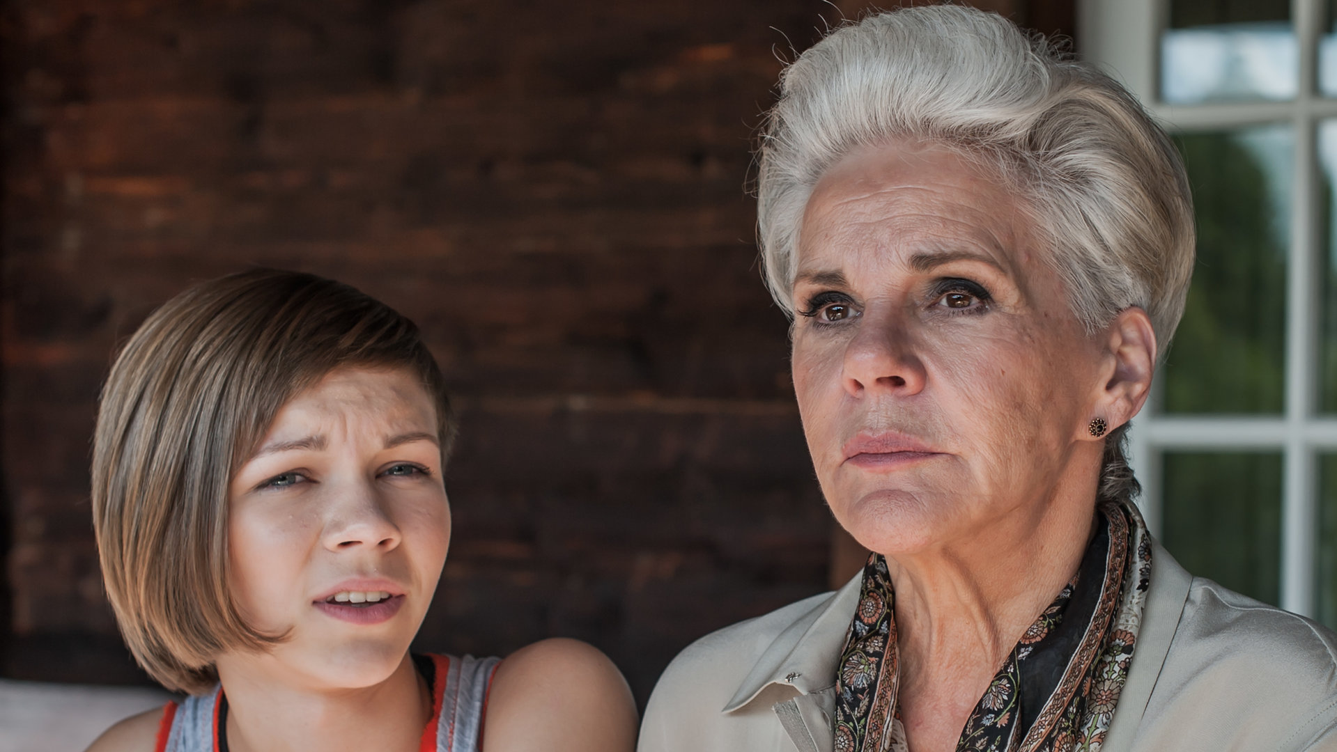 "Der Bergdoktor - Enttäuschte Erwartungen (1)": Nahaufnahme. Jenni (Philomena Köbele) sitzt neben ihrer Großmutter Johanna Wiesgott (Maresa Hörbiger).
