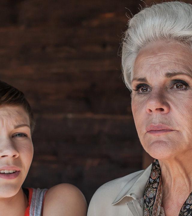 "Der Bergdoktor - Enttäuschte Erwartungen (1)": Nahaufnahme. Jenni (Philomena Köbele) sitzt neben ihrer Großmutter Johanna Wiesgott (Maresa Hörbiger).