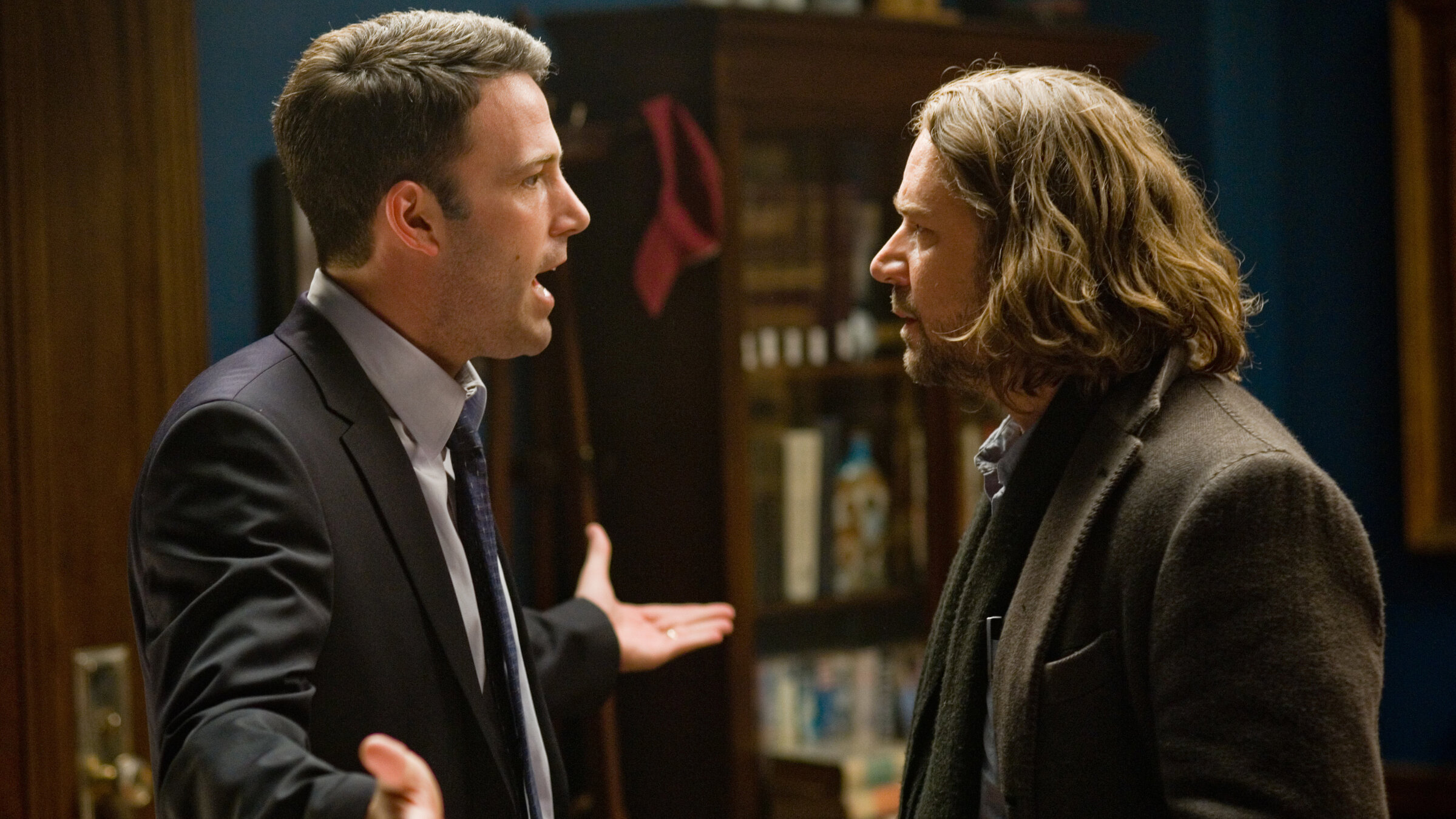 "State of Play - Der Stand der Dinge": Stephen Collins (Ben Affleck) und sein ehemaliger Collegefreund Cal McAffrey (Russell Crowe) stehen sich im Büro gegenüber und streiten.