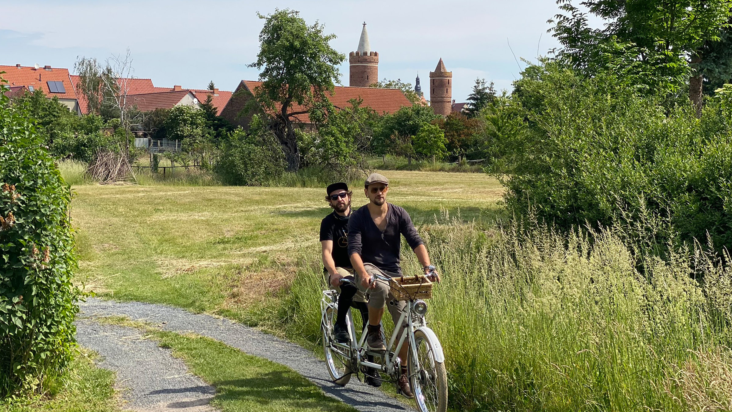 "Rad auf Achse - 1000 Kilometer Brandenburg (4/4) - Von Bad Liebenwerda bis Brandenburg": Florian Zucknick und Mathias Neubert bei Ausfahrt Jüterborg.