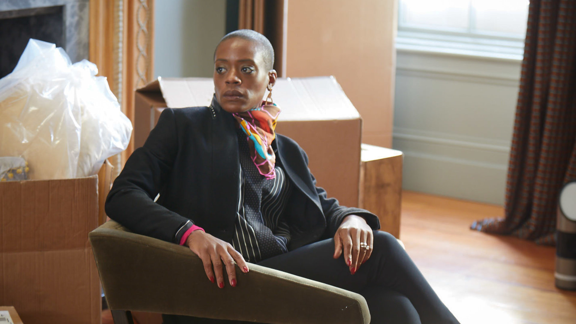 "Years and Years": Celeste Bisme-Lyons (T’Nia Miller) sitzt auf einem Sessel zwischen gepackten Umzugskartons.