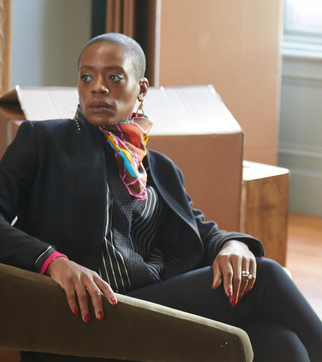 "Years and Years": Celeste Bisme-Lyons (T’Nia Miller) sitzt auf einem Sessel zwischen gepackten Umzugskartons.