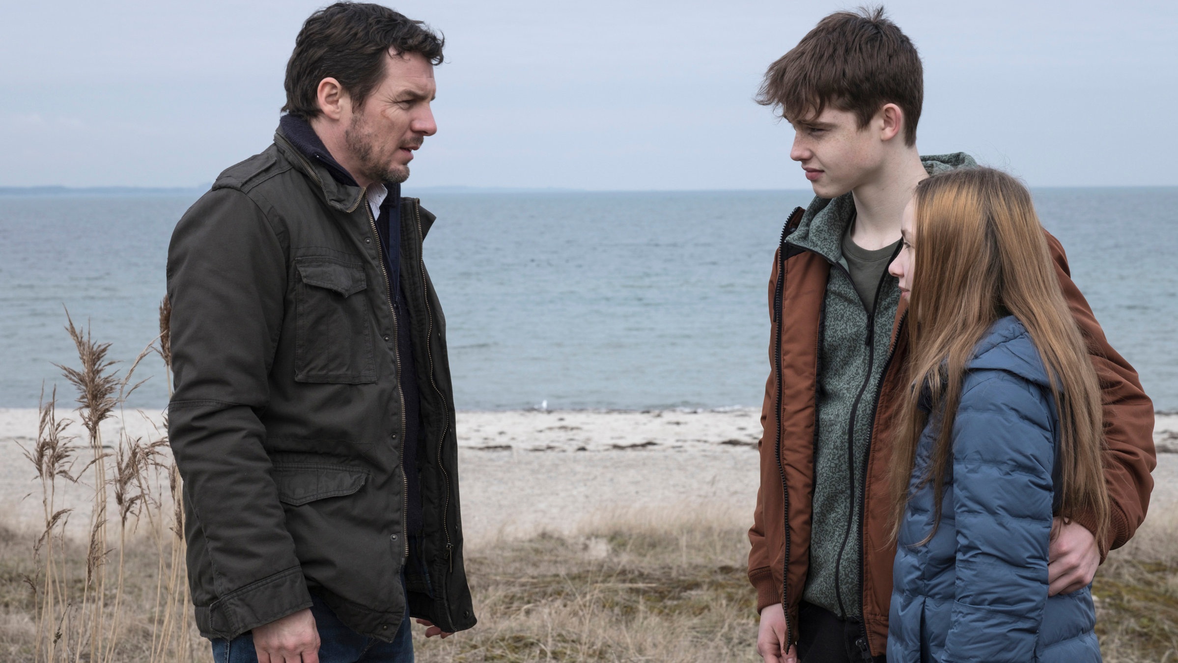 "Unschuldig (2/2)": Alex Schwarz (Felix Klare, li.) möchte seine Kinder Lasse (Yuri Völsch) und Lena (Ruby M. Lichtenberg) zurückhaben und sucht den Kontakt zu ihnen.