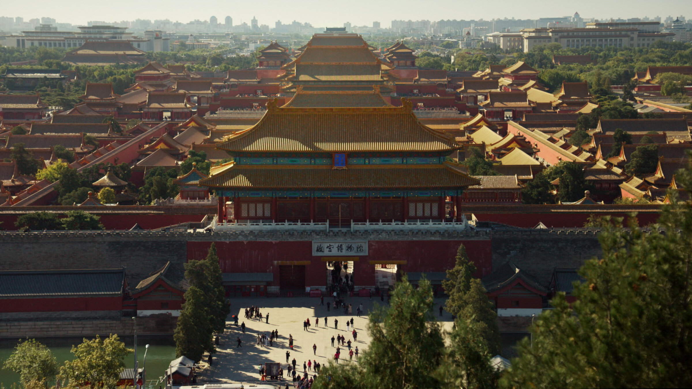 "Die Farben Chinas (3/5) - Gelb - Von Kaisern, Drachen und der perfekten Balance": In Peking liegt der Kaiserpalast, die „Verbotene Stadt“. Die Farbe Gelb war einst der kaiserlichen Familie vorbehalten, sie dominiert hier die Dächer.