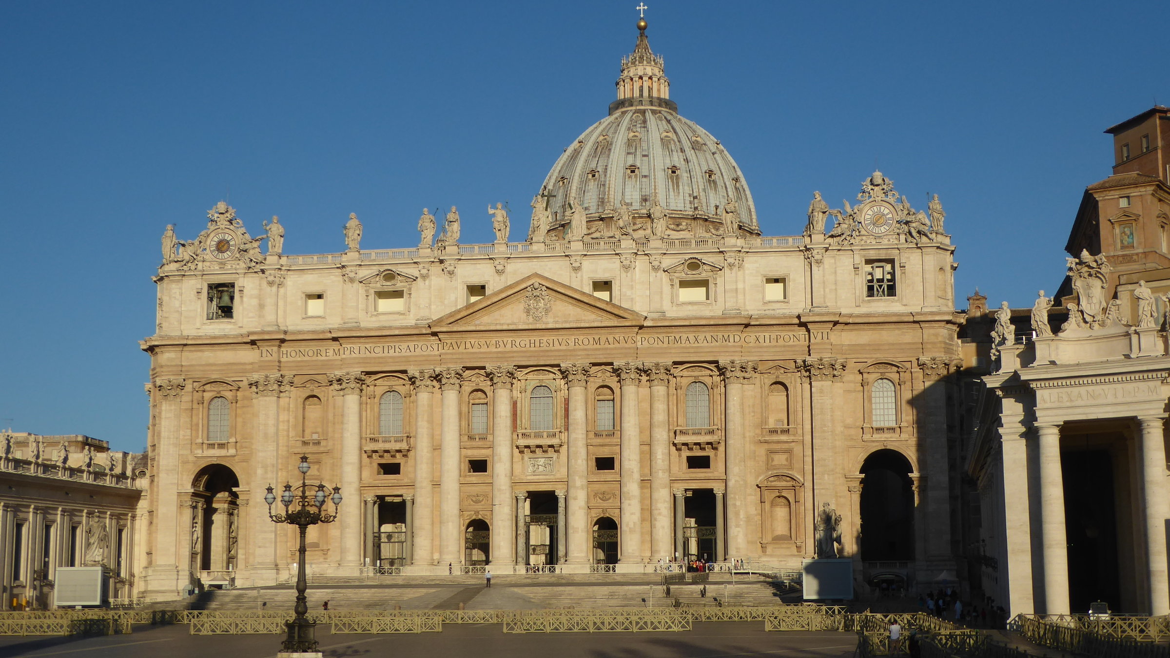 "Urbi et Orbi - Weihnachtssengen des Papstes aus Rom": Außenaufnahme: Der Petersdom in Rom.