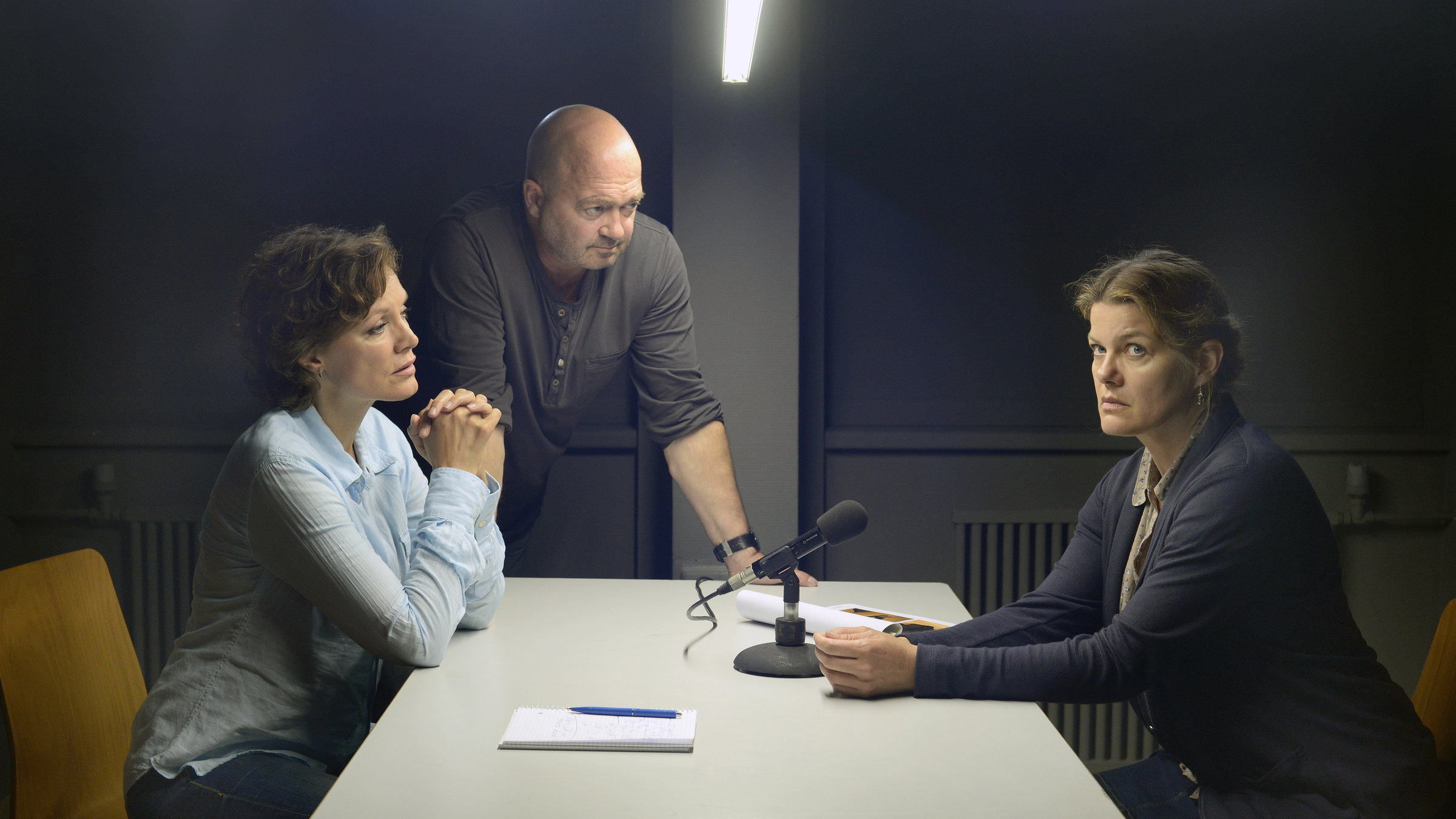 "Ein starkes Team - Stirb einsam": Verena (Maja Maranow) und Otto (Florian Martens) mit Veronika (Birge Schade) an einem Tisch in einem fensterlosen Verhörraum.