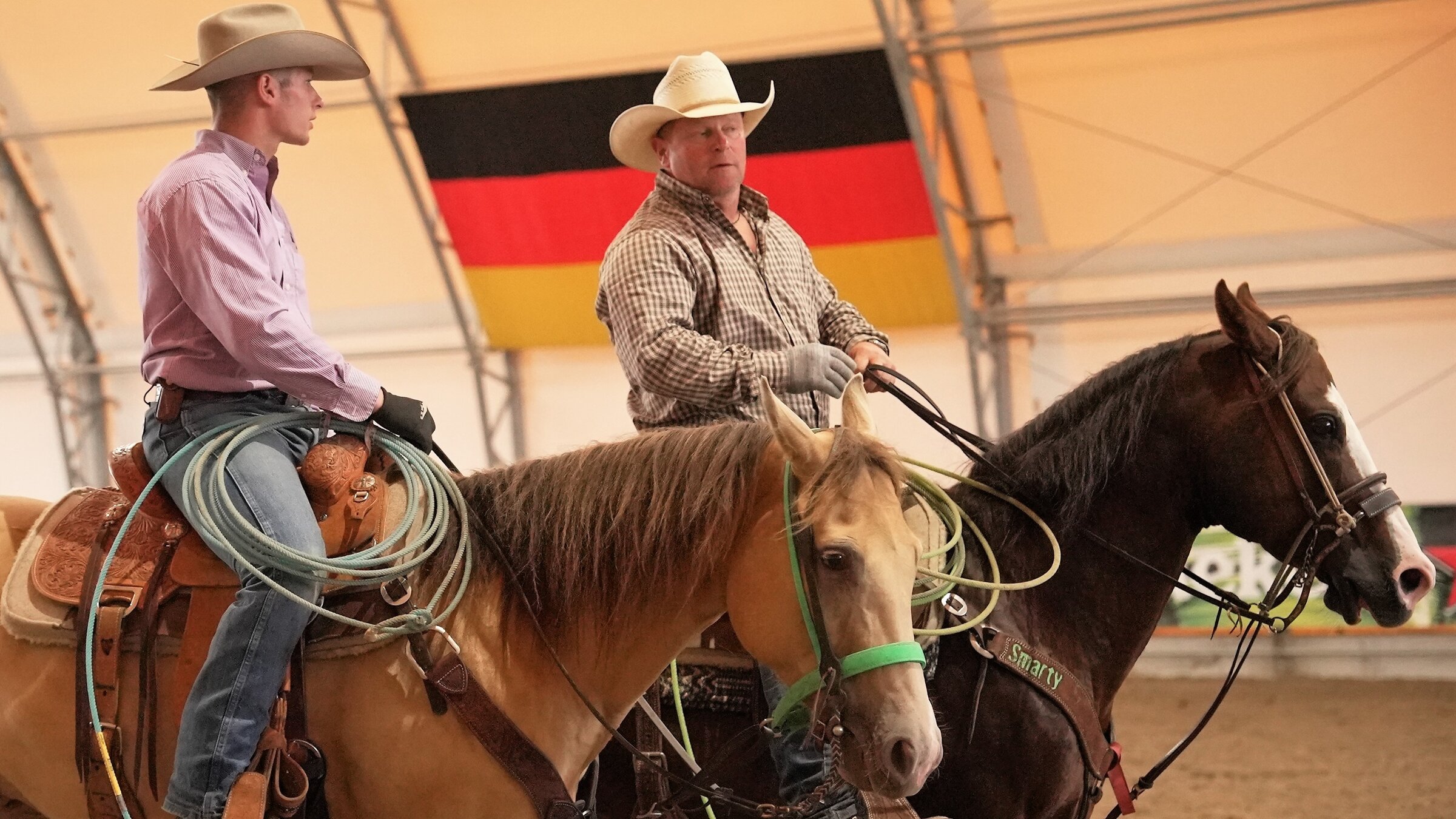 "Ab 18! - Vaterland": Zwei Männer reiten auf Pferden.