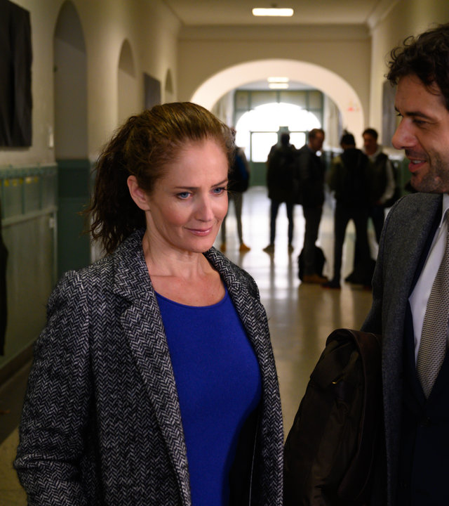 "SOKO Stuttgart - Abi-Krieg": Selma Kirsch (Yve Burbach) unterhält sich mit Simon Baum (Kai Schumann) im Schulflur des Lämmle-Gymnasiums. Im Hintergrund steht eine Gruppe Schüler.