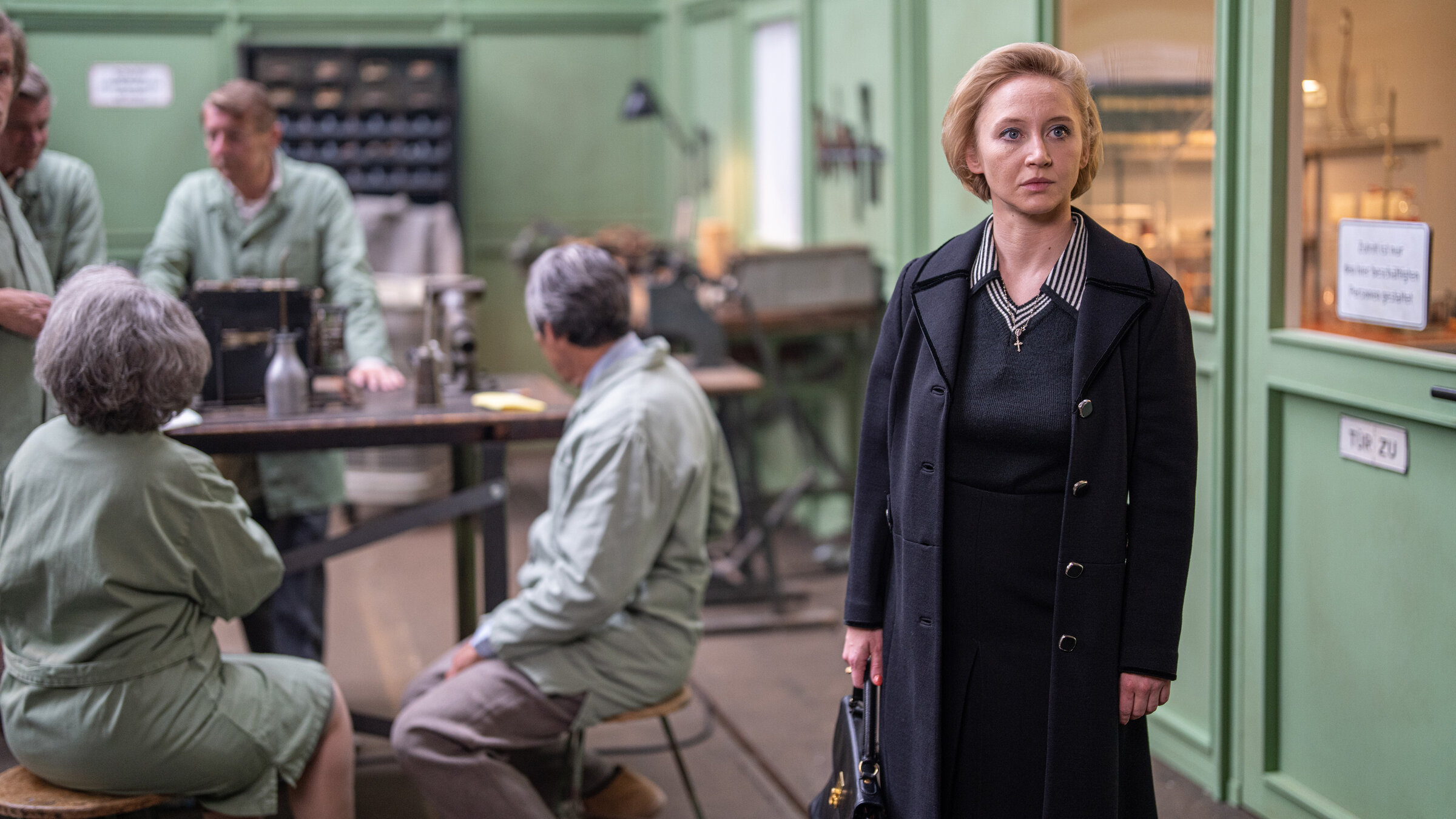 "Unsere wunderbaren Jahre: Notstandsgesetze": Margot (Anna Maria Mühe) in der Fabrikhalle.