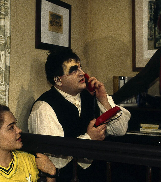 "Sprechstunde bei Dr. Frankenstein": Franzi (Fritzi Eichhorn), Charly (Silke Matthias), Lenni (Michael Trischan) befinden sich im Wohnzimmer, Lenni telefoniert.