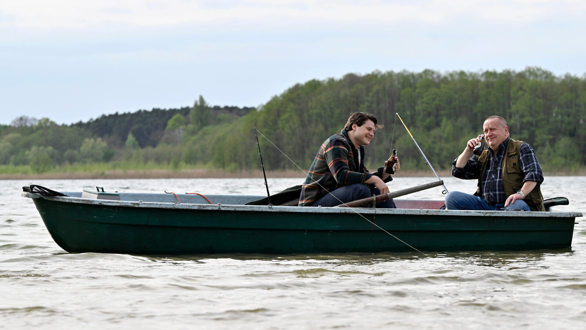 "SOKO Wismar - Petri Unheil": Auf einem See im Ruderboot sitzen Revierchef Jan-Hinrich Reuter (Udo Kroschwald) und Austauschpolizist Eddi Jansons (Gustavs Gailus) mit einem Bier beim Angeln.