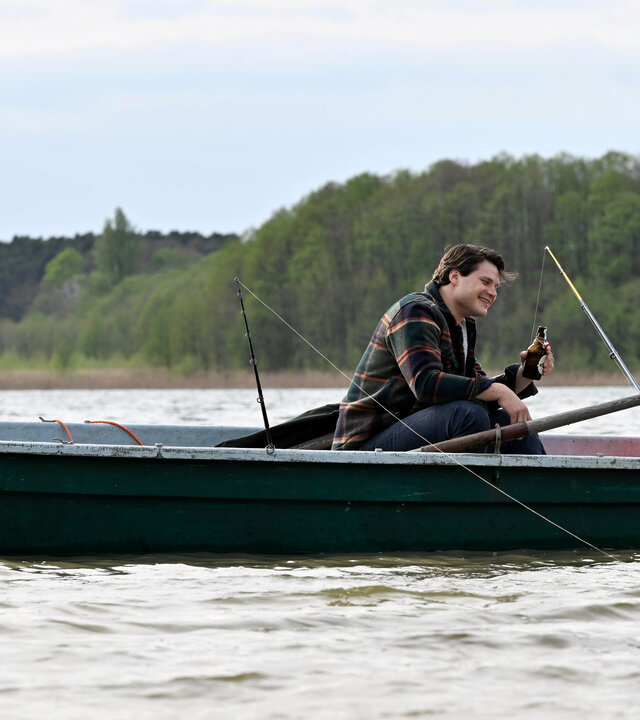 "SOKO Wismar - Petri Unheil": Auf einem See im Ruderboot sitzen Revierchef Jan-Hinrich Reuter (Udo Kroschwald) und Austauschpolizist Eddi Jansons (Gustavs Gailus) mit einem Bier beim Angeln.