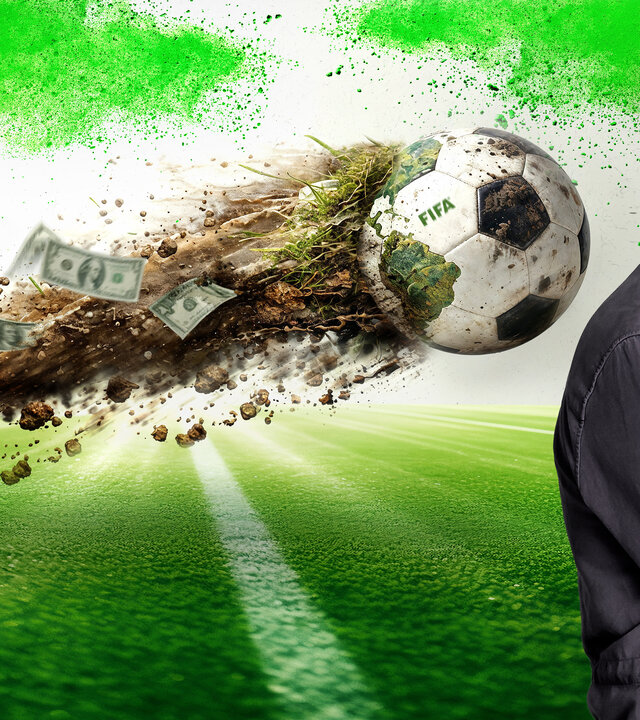 "Greenwashed? - FIFA WM 2026: Grün ist hier nur der Rasen": Montage: Ein FIFA WM-Fußball fliegt durch die Luft und zieht dabei einen Schweif aus Erde, Dreck und Geldscheinen hinter sich her. Sherif Rizkallah beobachtet die Szene nachdenklich.