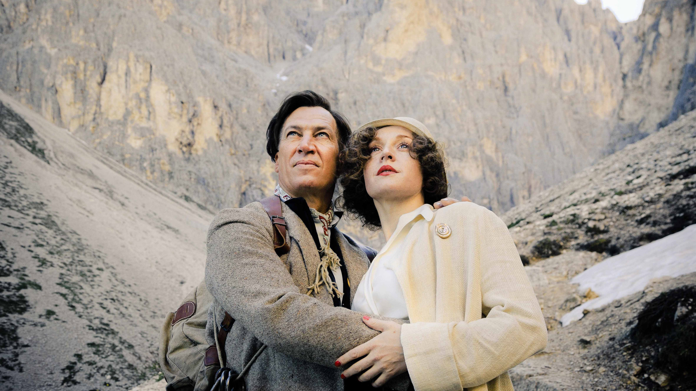 "Luis Trenker - der schmale Grat der Wahrheit": Luis Trenker (Tobias Moretti) und Leni Riefenstahl (Brigitte Hobmeier) umarmen sich und bewundern das Bergpanorama.
