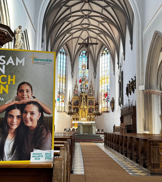 "Katholischer Pfingstgottesdienst - Zusammen wachsen für ein menschliches Europa": Innenansicht der Stadtpfarrkirche St. Martin in Kaufbeuren mit Blick zum Altar und großem Mottoplakat.