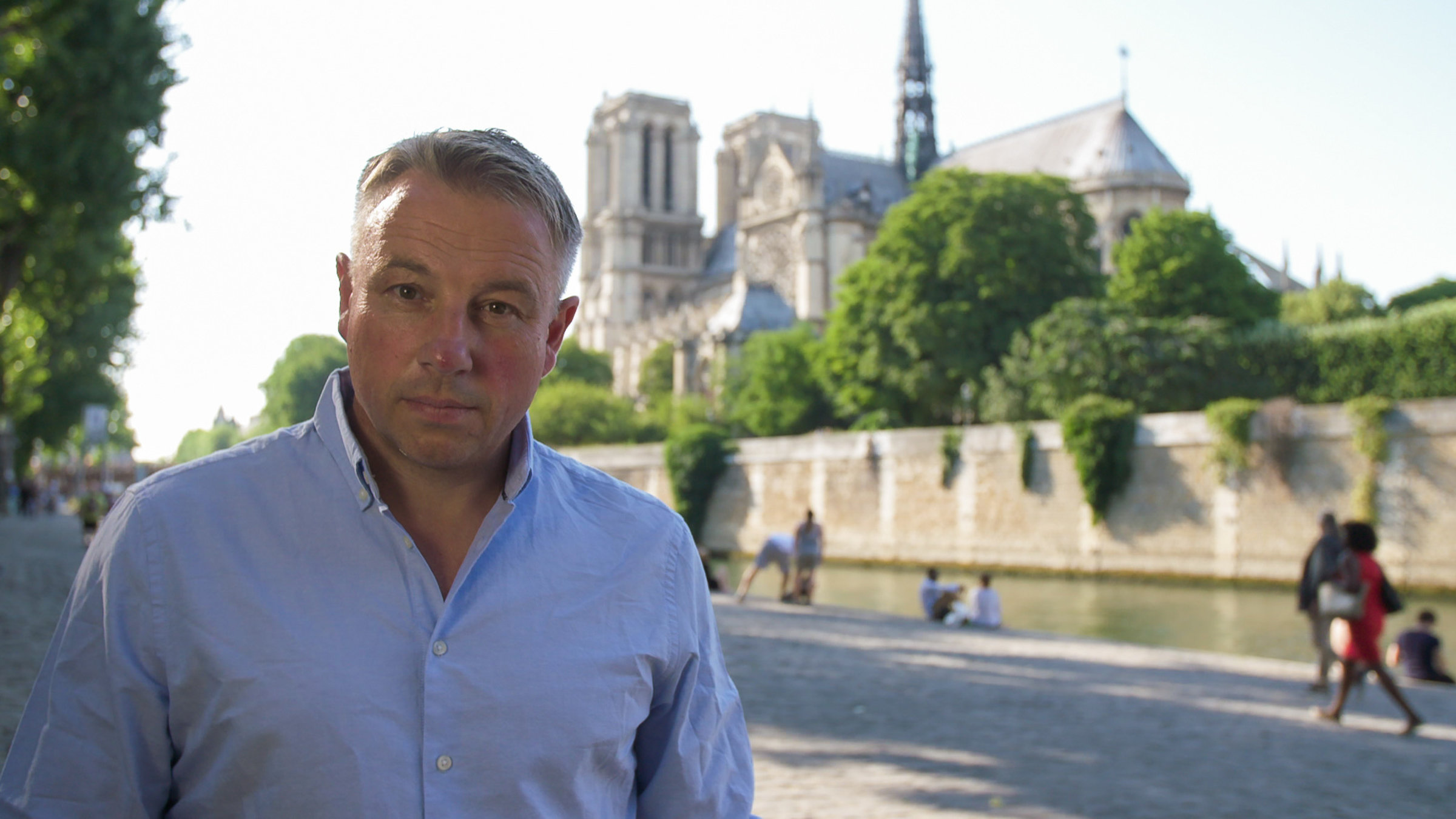 "Terra X: Zeitreise - Die Welt im Jahr 1800": Matthias Wemhoff vor der Kathedrale Notre-Dame in Paris.