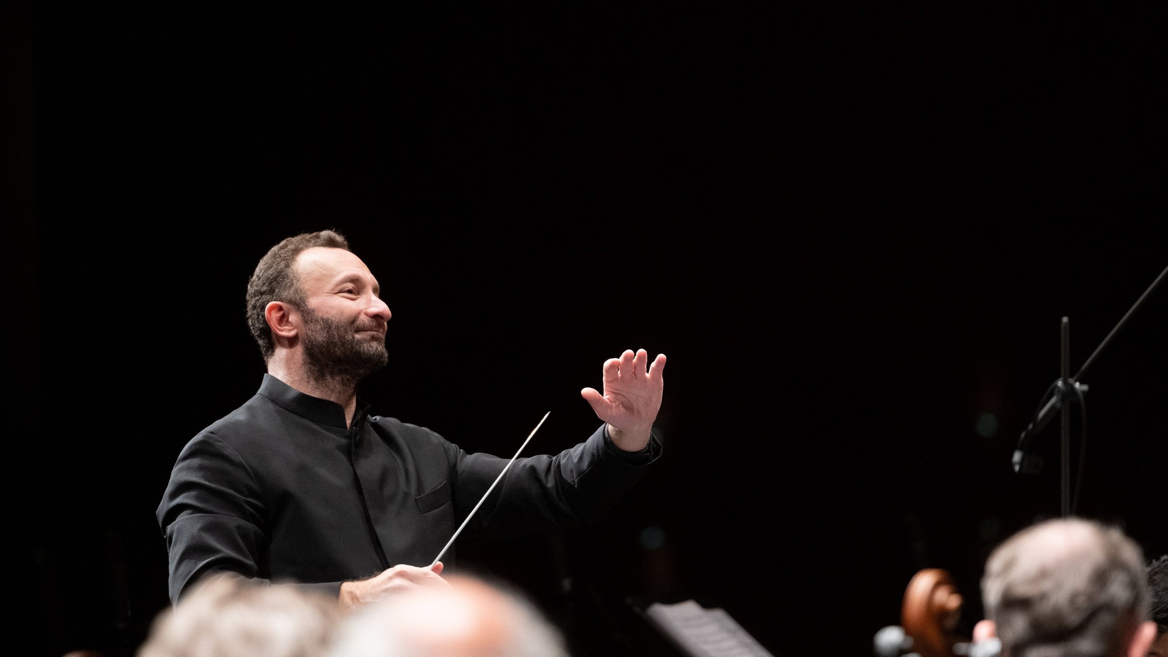 "Richard Strauss: Die Frau ohne Schatten": Der Dirigent Kirill Petrenko steht vor dem Orchester und dirigiert.