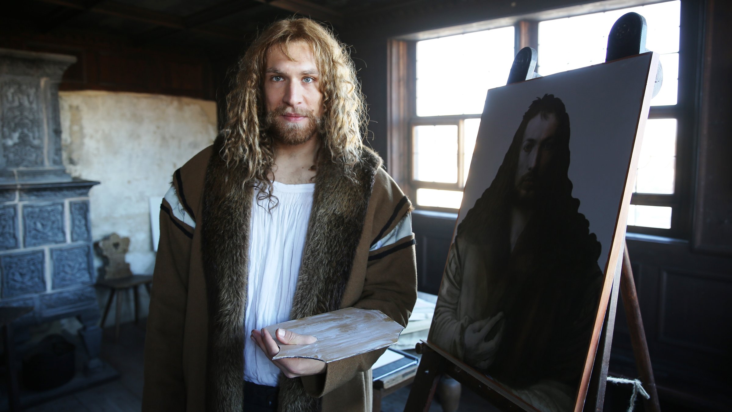"Terra X: Albrecht Dürer - Superstar": Spielszene. Albrecht Dürer (Jakob Tögel) steht neben einer Staffelei mit seinem Selbstportrait.
