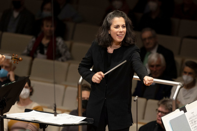 Marie Jacquot dirigiert das BR-Symphonieorchester