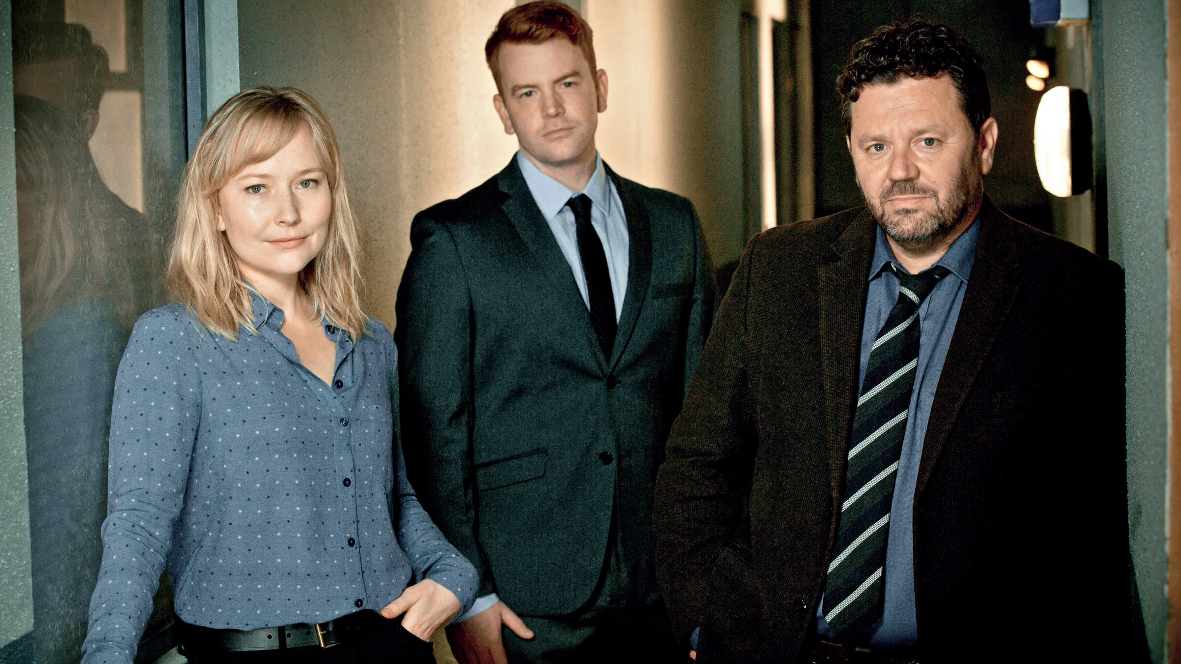 "Brokenwood - Mord in Neuseeland - Der schwarze Witwer": Das eingespielte Ermittlertrio von Brokenwood: Detective Mike Shepherd (Neill Rea, re.) mit Assistentin Kristin Sims (Fern Sutherland) und D.C Breen (Nic Sampson).