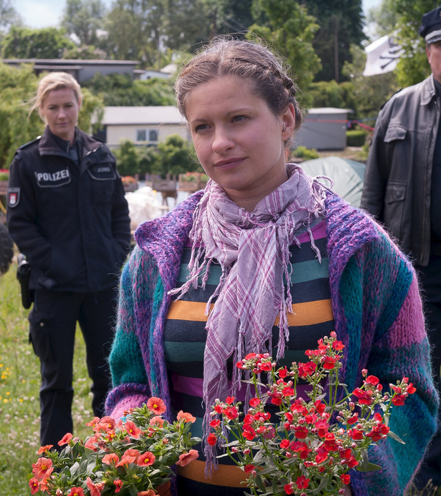"Notruf Hafenkante - Es grünt so grünt": Franzi (Rhea Harder) und Hans (Bruno F. Apitz) suchen die grüne Aktivistin Gesine (Josephine Schmidt) auf einem besetzten Baugrundstück auf.