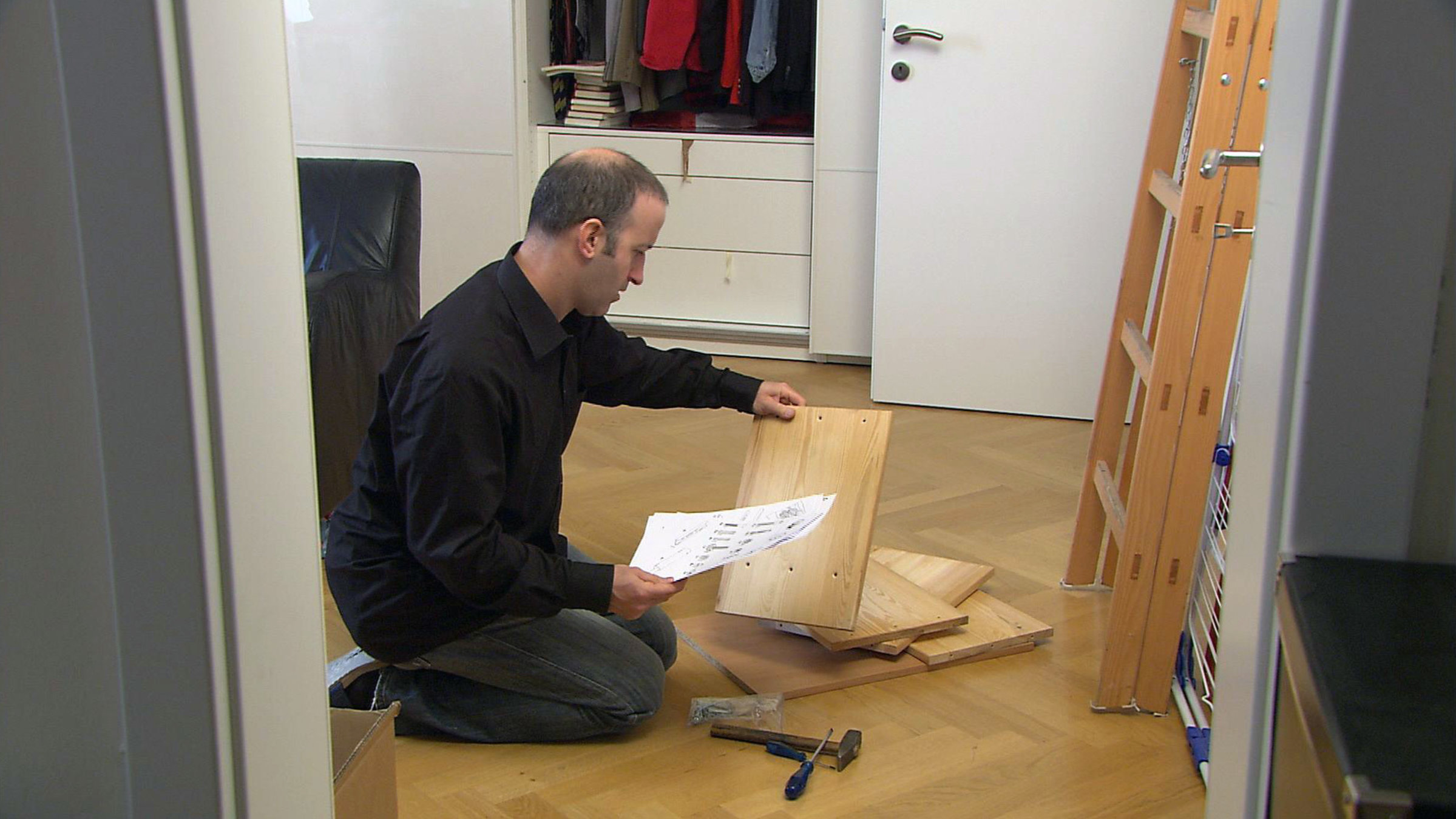 "Mach es selbst!" - ein Mann beim Möbelaufbau