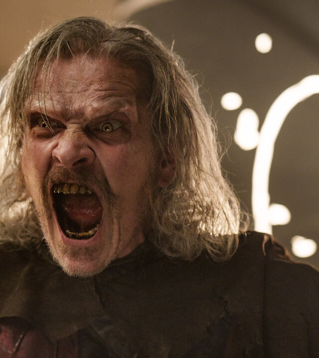 „Hameln-Blut“: Der Rattenfänger (Götz Otto) steht vor der Licht- und Klanginstallation und schreit. Seine Augen sind weit aufgerissen.