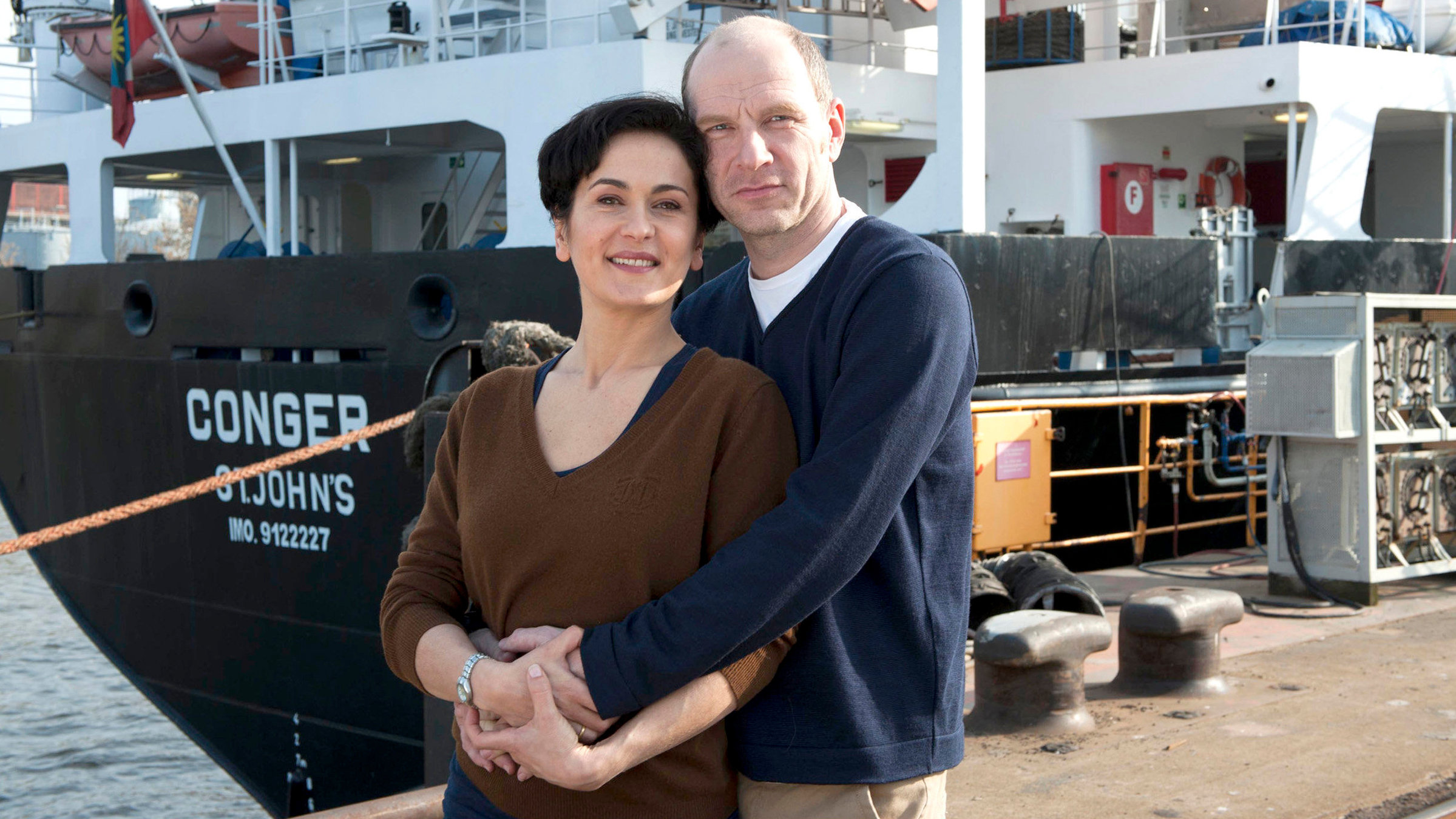 "Als meine Frau mein Chef wurde ...": Das Ehepaar Hanna (Marie-Lou Sellem) und Martin Jens (Götz Schubert) ist gemeinsam bei einer Hamburger Werft beschäftigt.
