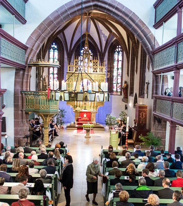 "Evangelischer Gottesdienst - Erinnere dich": Innenraum der Kirche St. Michael in Fürth mit den Gottesdienstbesuchern, die zum größten Teil bereits auf den Kirchenbänken Platz genommen haben.