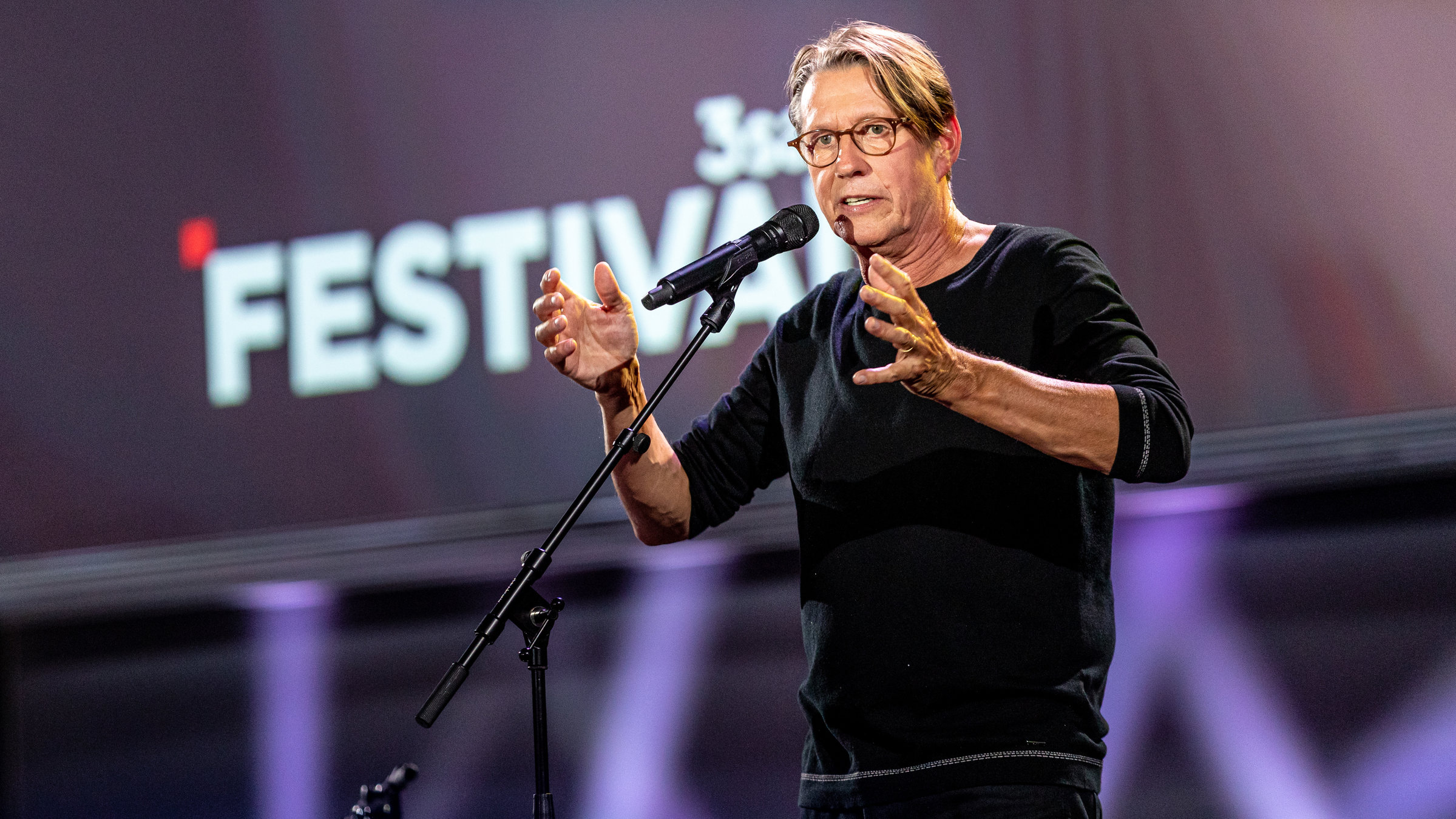 "Andreas Rebers: Ich helfe gern": Andreas Rebers steht auf der Bühne und präsentiert sein aktuelles Programm.