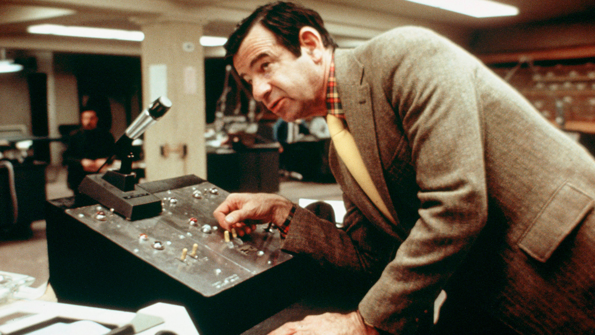 "Stoppt die Todesfahrt der U-Bahn eins zwei drei": Lieutenant Garber (Walter Matthau) hält von der Kommandozentrale der New Yorker U-Bahn aus Kontakt mit den Gangstern, die einen U-Bahn-Zug in ihre Gewalt gebracht haben.