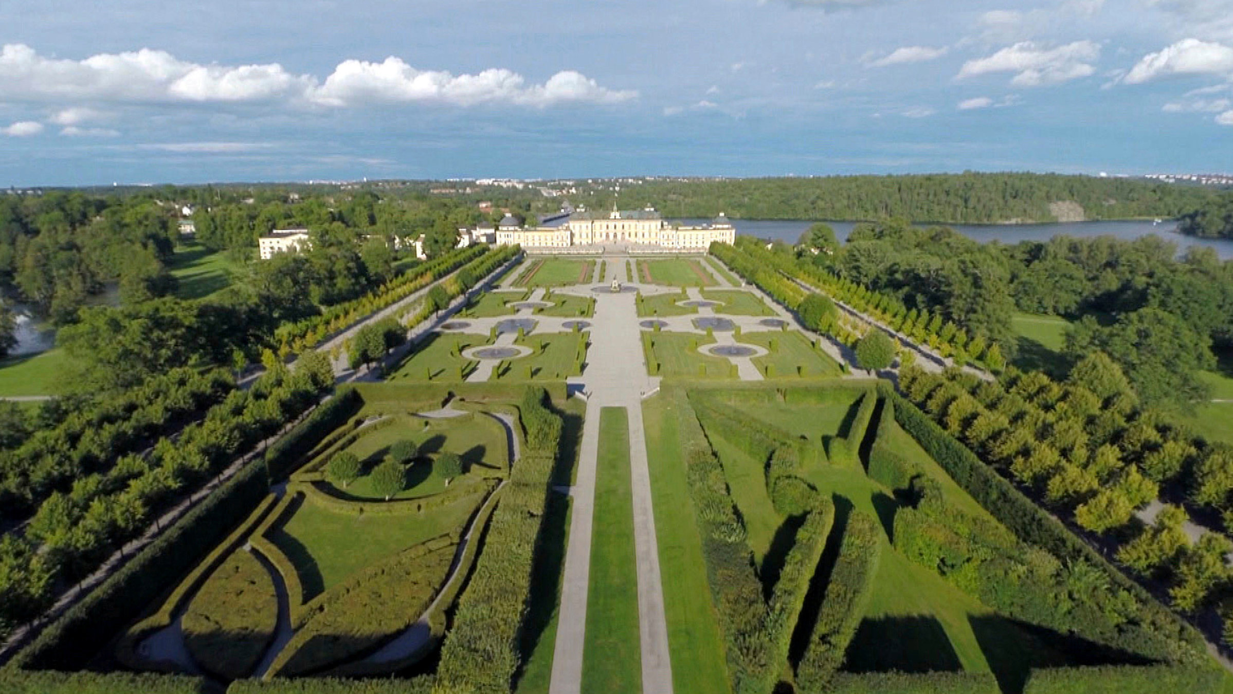 "Königliche Gärten - Drottningholm - Der schwedische Traum vom Paradies": Schloss Drottningholm Luftaufnahme.