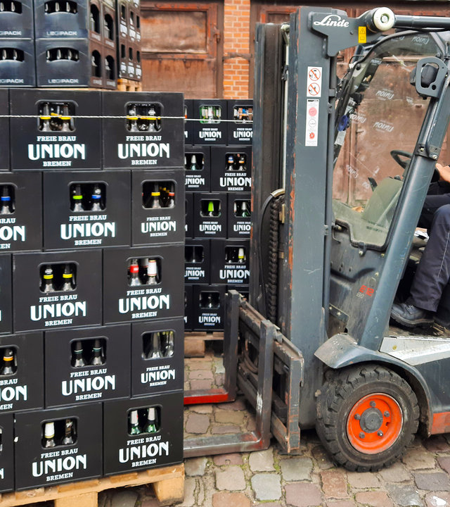 "37°: Weil sie'' s kann - Frauen erobern Männerdomänen": Braumeisterin Doreen Gaumann beim Gabelstapler fahren in ihrer Brauerei.