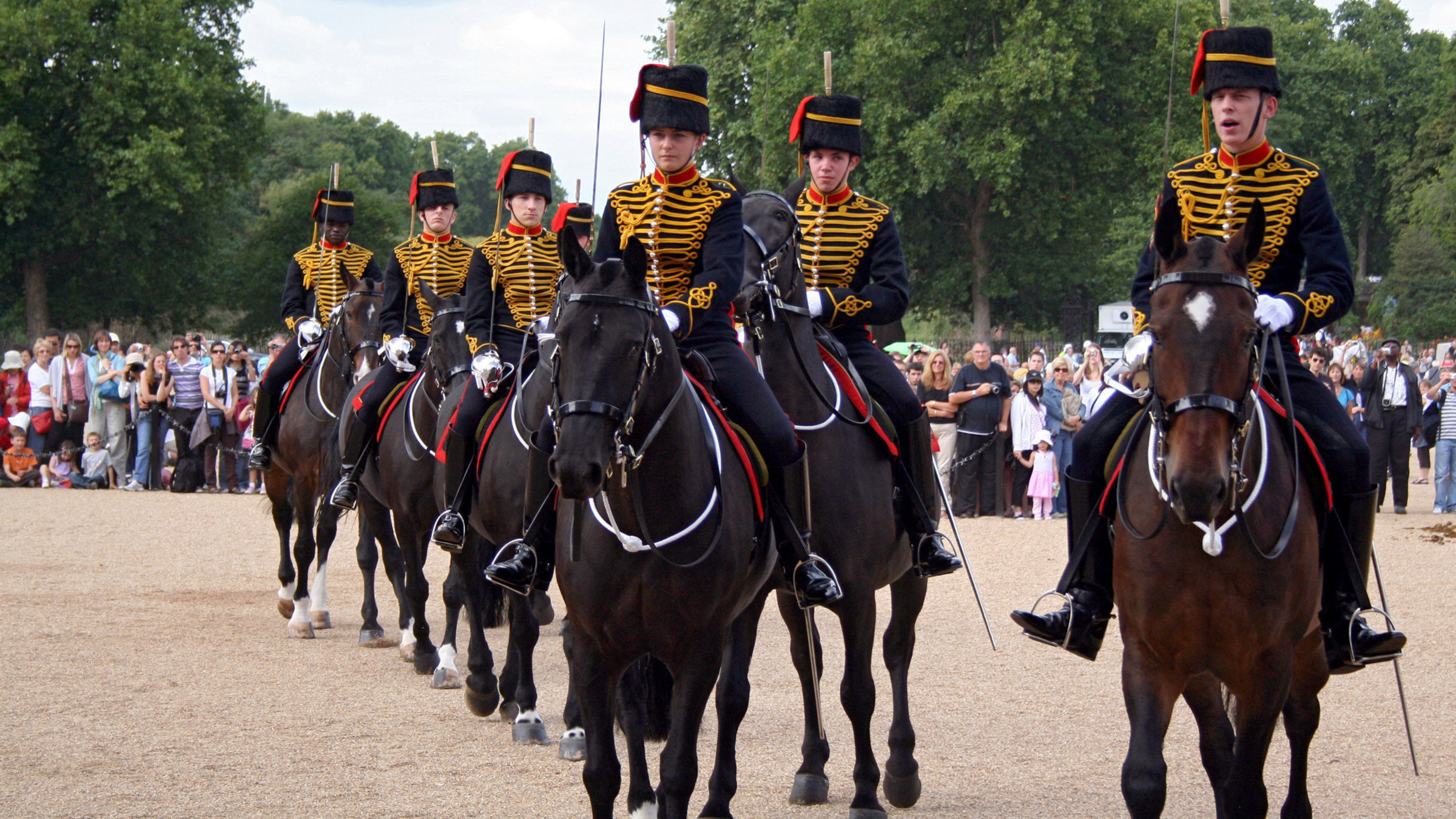 "Die Pferde der Queen" - King's Troop auf dem Weg zur Wachablösung auf dem Paradeplatz "Horse Guards Parade".