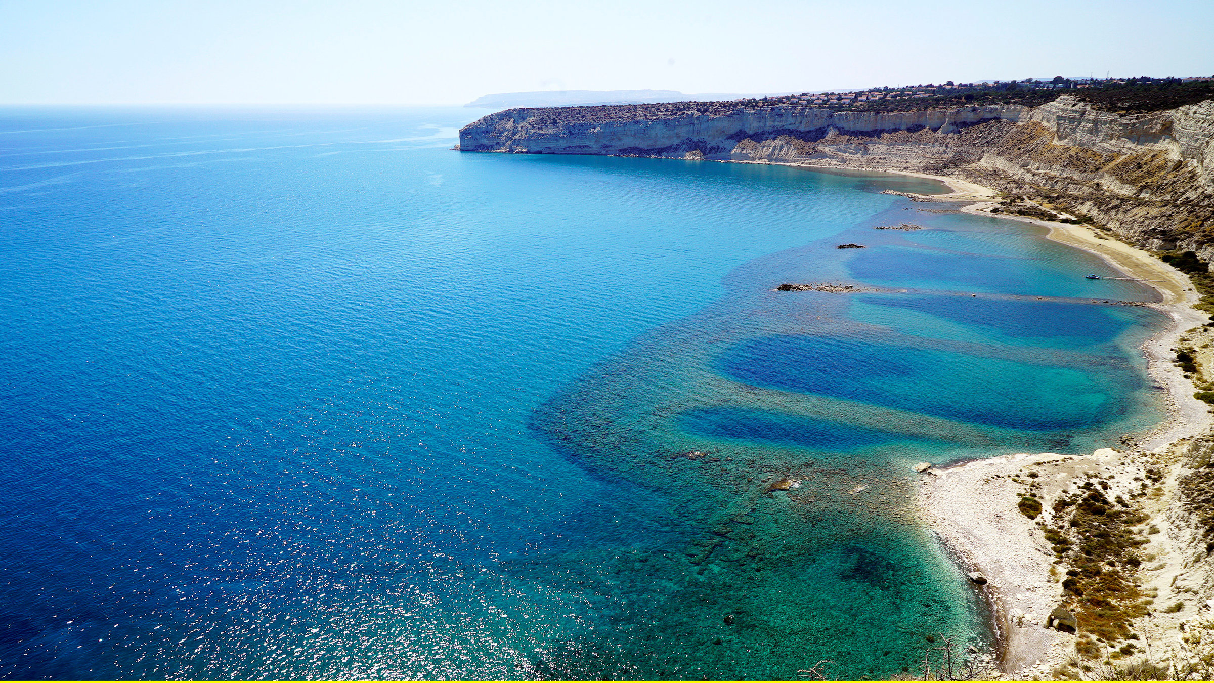 "mareTV: Zypern": Mehr als 600 Kilometer Küste: in der Zapalo-Bucht bei Limassol liegt einer von vielen Stränden.