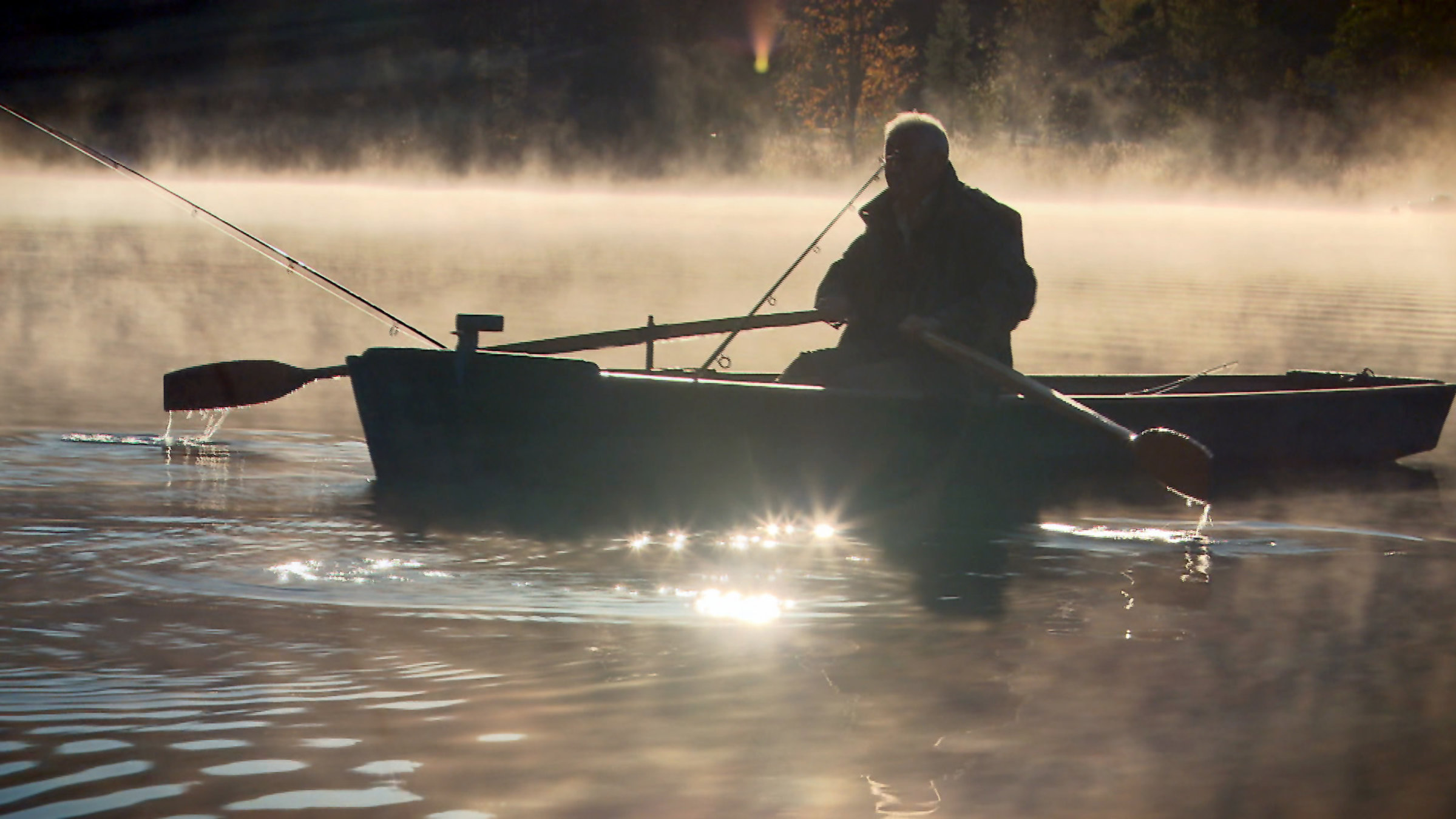 "Leben am Weißensee": Fischer im Ruuderboot im Morgenlicht.