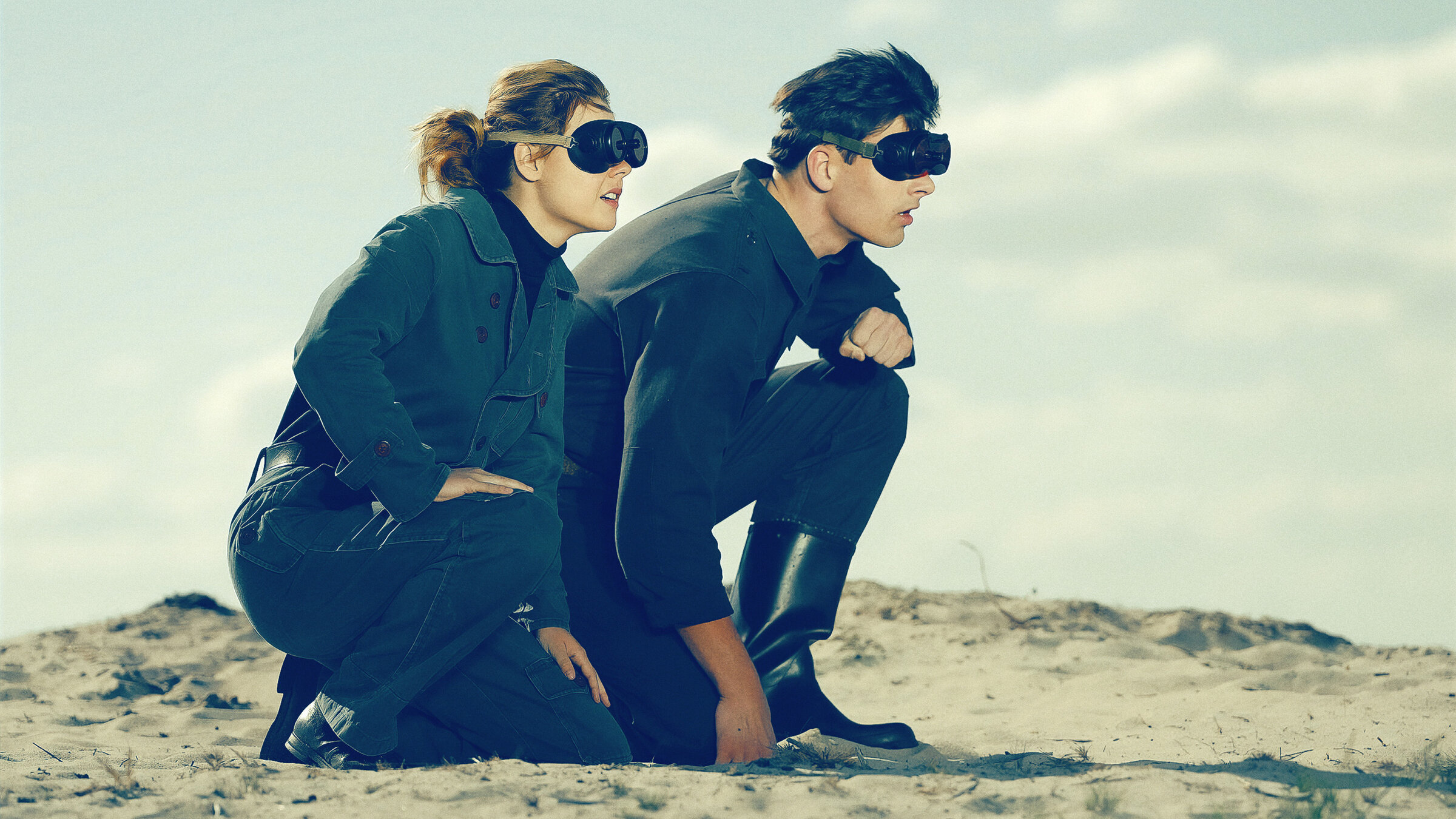 "Die Spaltung der Welt (1 bis 6): Die Physikerin Joan Hinton beobachtet mit einem Kollegen einen Atombombentest. (Spielszene)