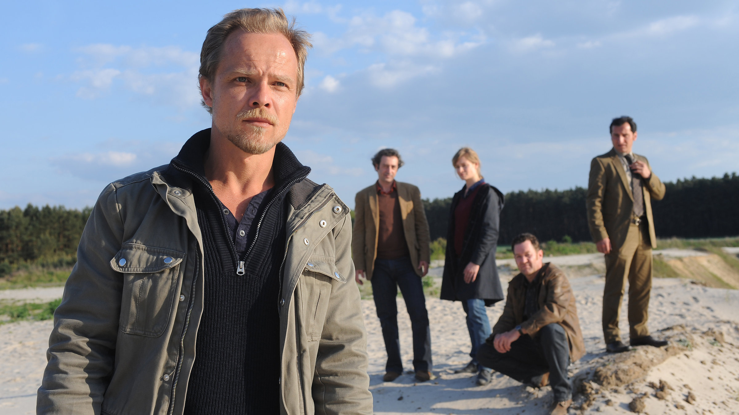 "Kommissar Marthaler - Engel des Todes": Kommissar Marthaler im Vordergrund und sein Team am Strand.