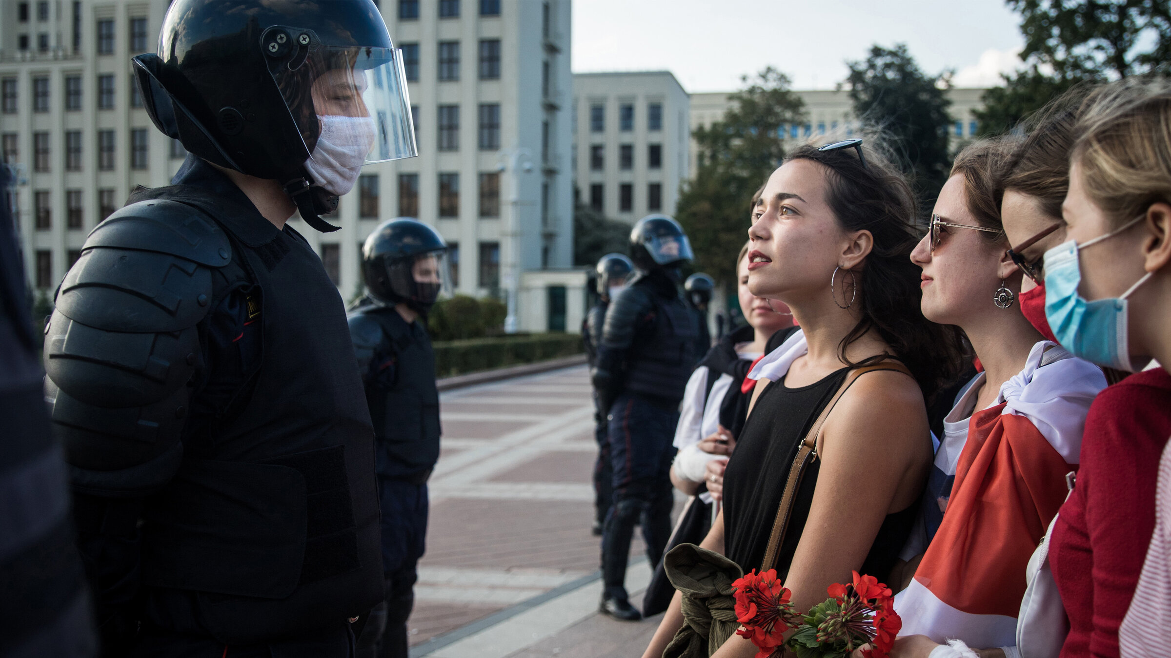 "Blackbox Belarus - Wenn die Freiheit stirbt": Minsk im August 2020: Junge Frauen, die einen Polizisten scharf zurechtweisen.