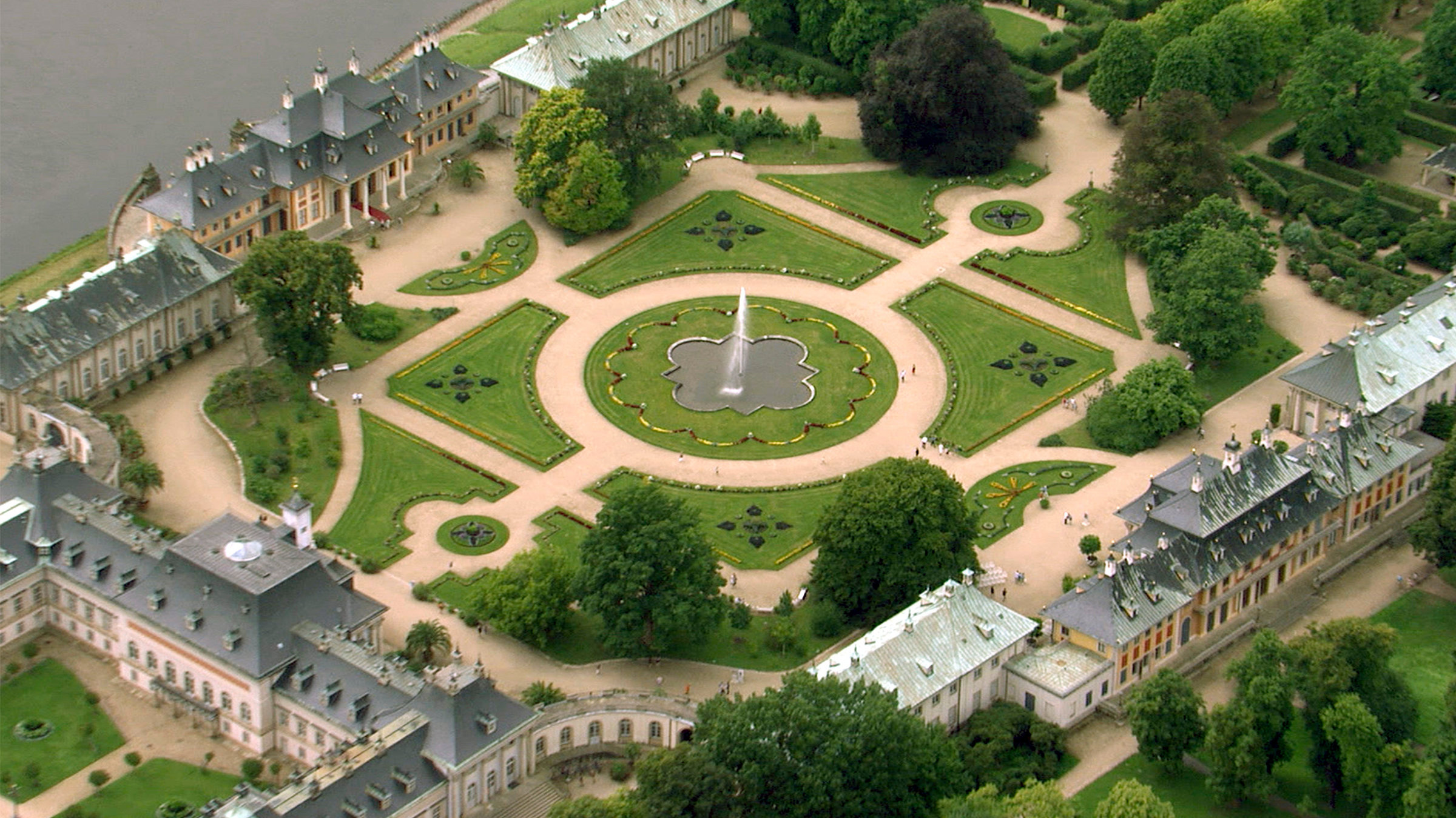 "Mitteldeutschland von oben - Adelsgärten und Parks": Pilnitz