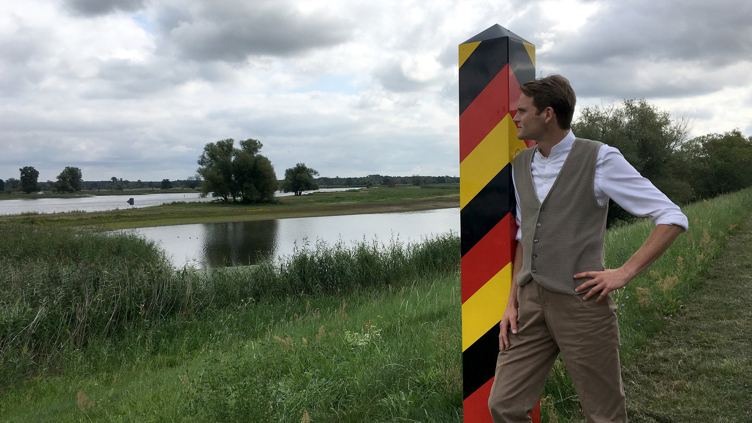 "Die Entdeckung der Heimat -Fontanes Oderland": Fabian Hinrichs auf Fontanes Spuren an der Oder mit Blick nach Polen.