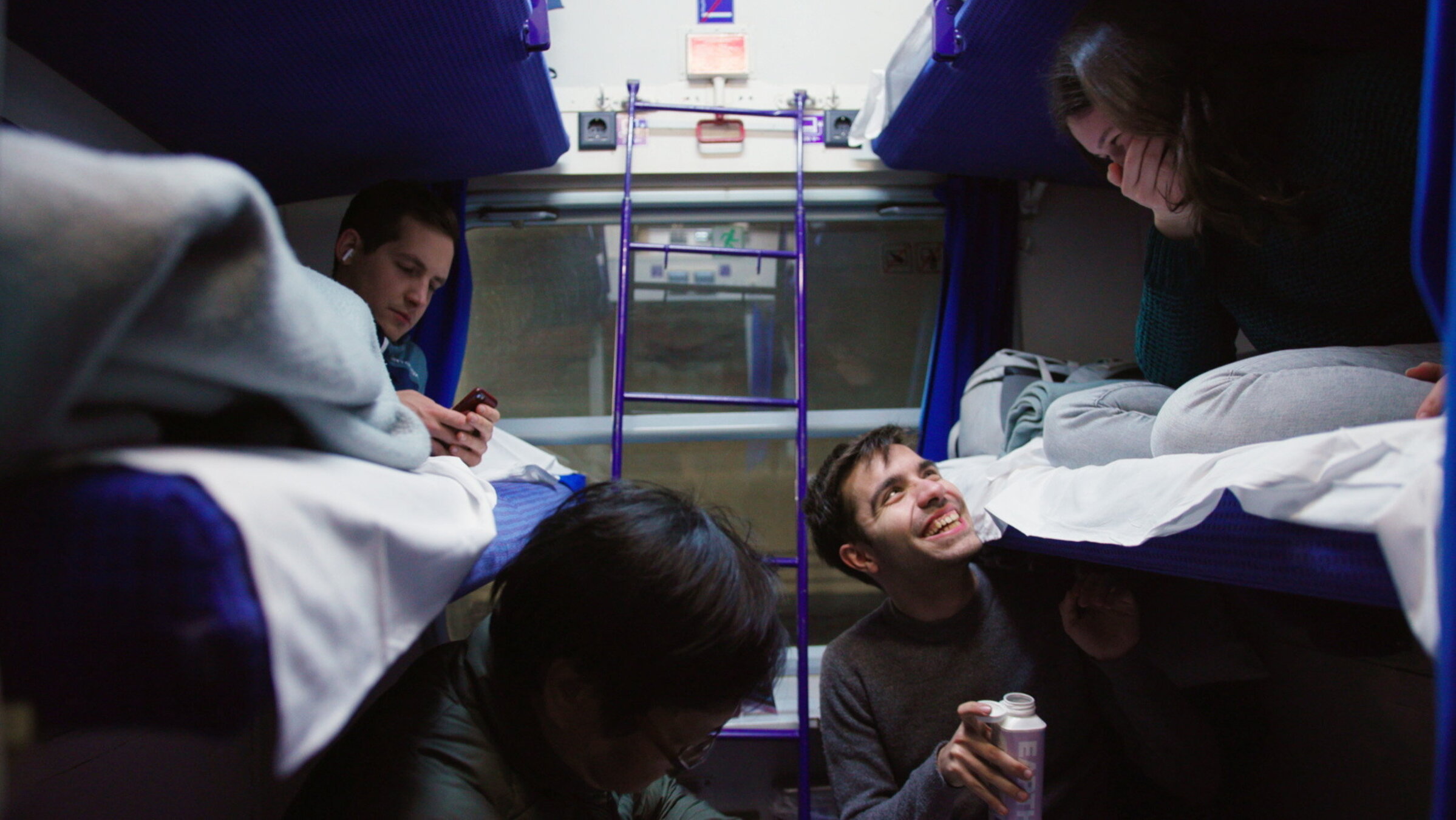 "Nachtzug statt Flugzeug? – Die harte Realität hinter dem Nachtzug-Comeback": Screenshot aus dem Film, Zugreisende.