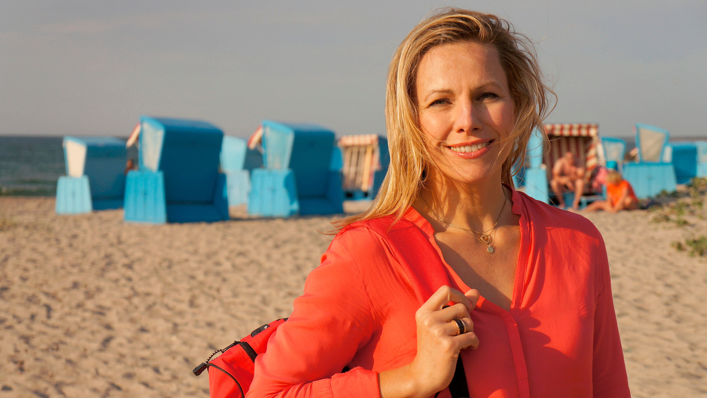 "Der Darß": Moderatorin Andrea Grießmann am Strand von Ahrenshoop.