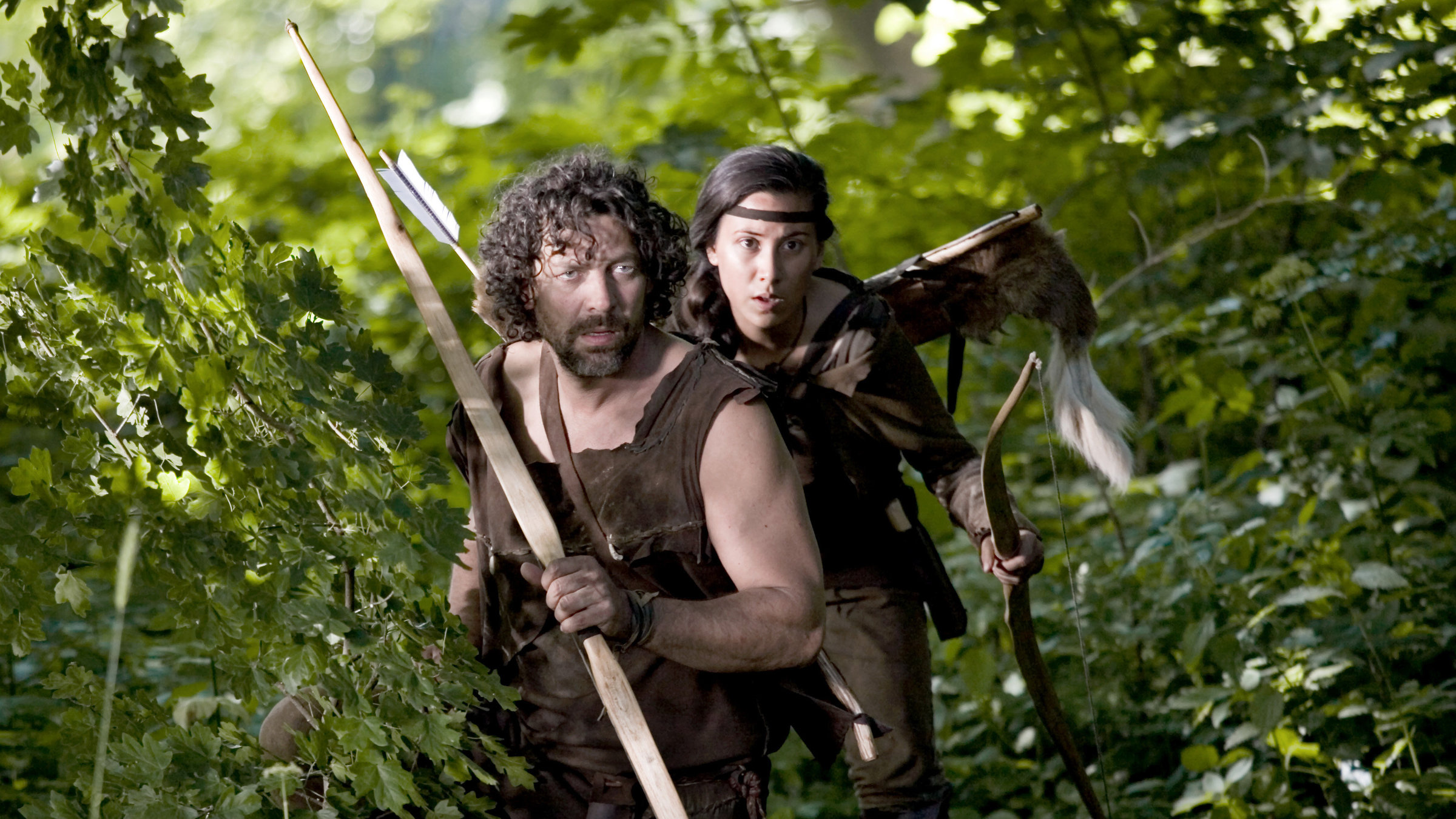 "Die Steintaler - von wegen Homo sapiens (5/12) - Warm anziehen":Gregor Bloéb (Meso), Maya Henselek (Alva) auf der Jagd.